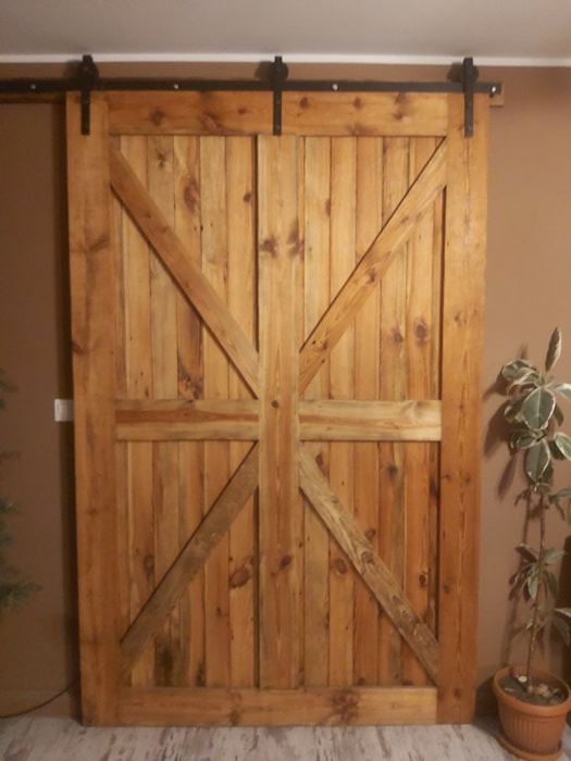 Rustykalne drzwi drewniane przesuwne 